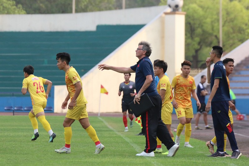 hlv-troussier-muon-u23-viet-nam-thay-doi-tu-duy-choi-bong-huong-den-trinh-do-chau-au