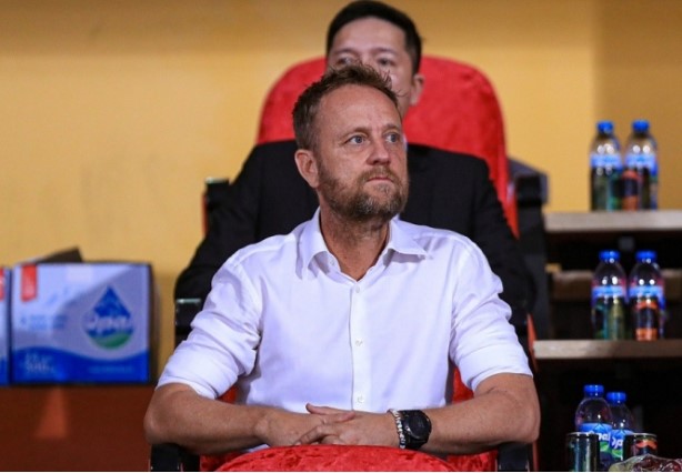 hlv-polking-chot-thoi-diem-cap-ben-v-league-hlv-gong-bi-cahn-thanh-ly-hop-dong
