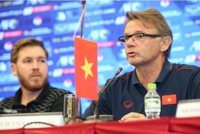 bang-luong-cua-hlv-troussier-lan-dau-duoc-tiet-lo-nhin-con-so-ai-cung-choang
