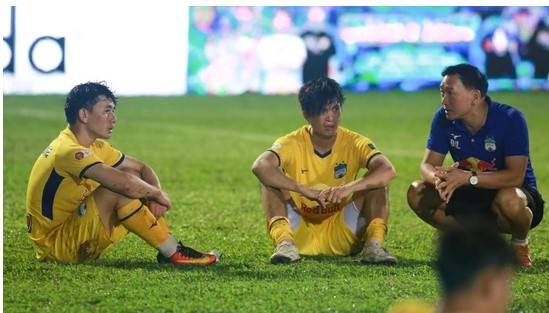 chan-canh-tru-hang-tuan-anh-minh-vuong-tinh-theo-chan-hlv-kiatisak-roi-hagl
