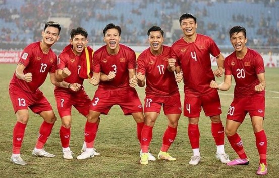giao-su-wenger-doi-nao-ong-troussier-dan-dat-cung-manh-len