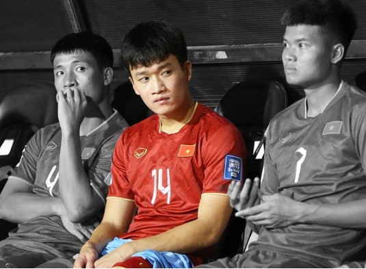 hoang-duc-noi-thang-ve-bat-dong-voi-hlv-troussier-sau-khi-gianh-qbv